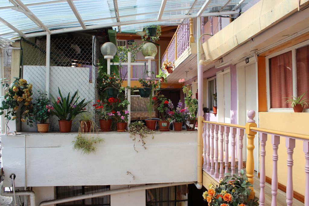 Hostal Yumbo Imperial Quito Exterior photo